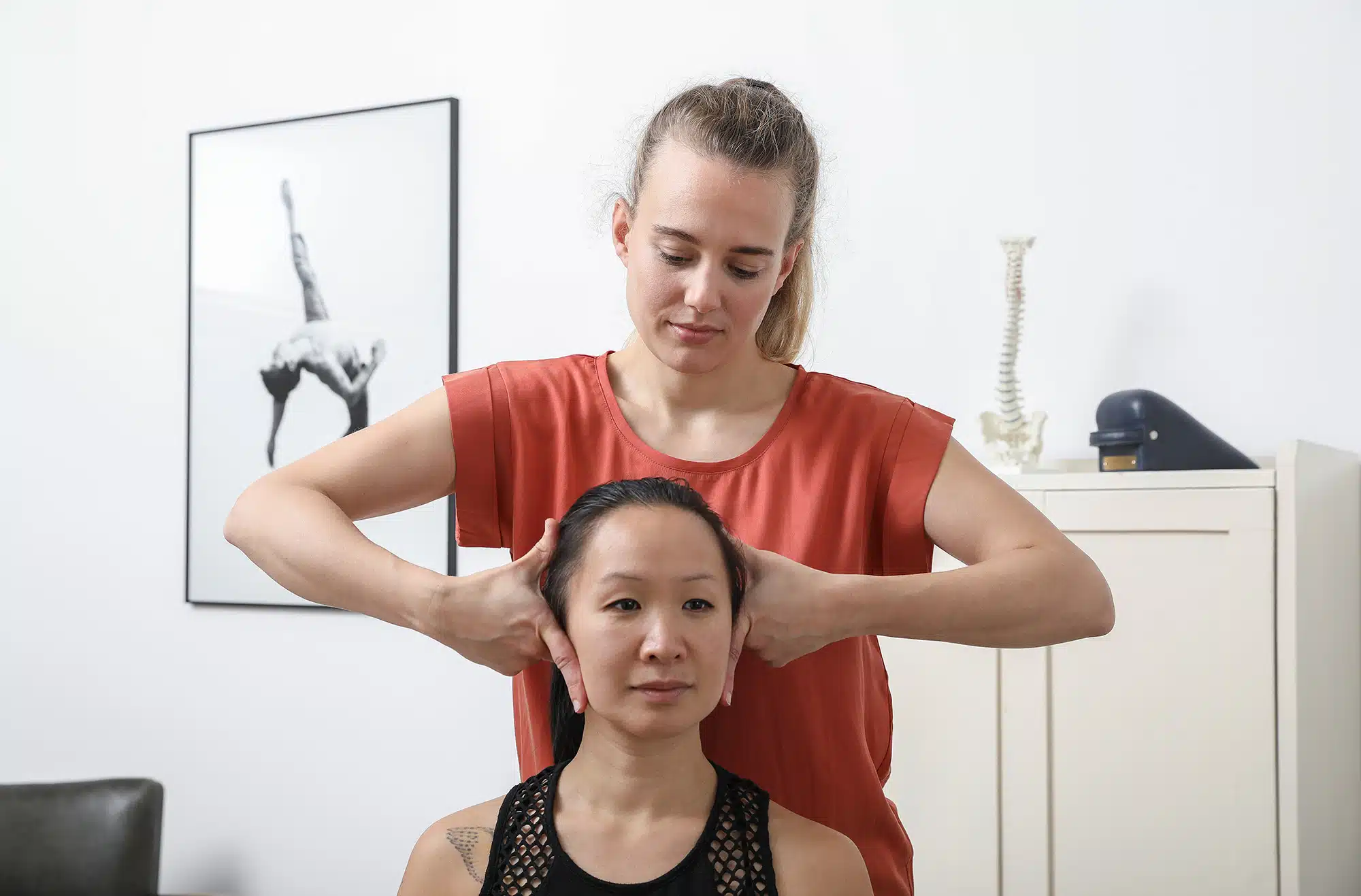 Chiropraktikerin Inga Gossow behandelt ihre Patientin am Kopf.